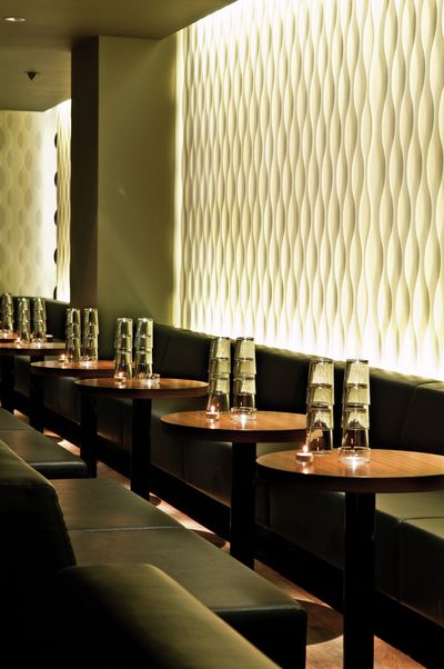 Vertikal-Lamellen, SG 2910, Multi Visio, Room shot "Amber Club", Zurich, Switzerland, Vertical Waves